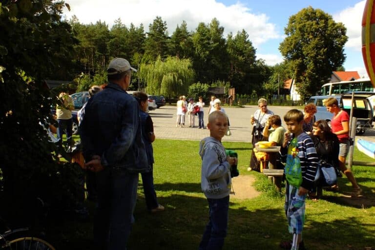 Spływ kajakowy Krutynią z dziećmi – dlaczego trasa Krutyń-Ukta to najbezpieczniejszy wybór na Mazurach?